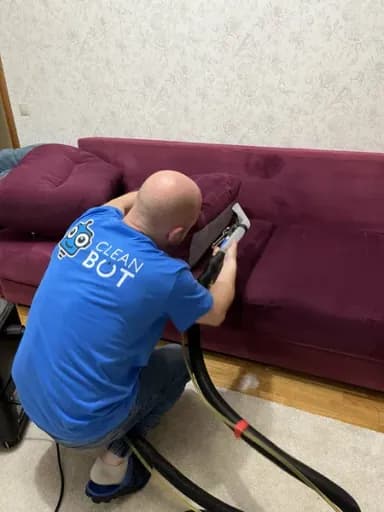 Клинер Клин Бот за работой — химчистка мебели