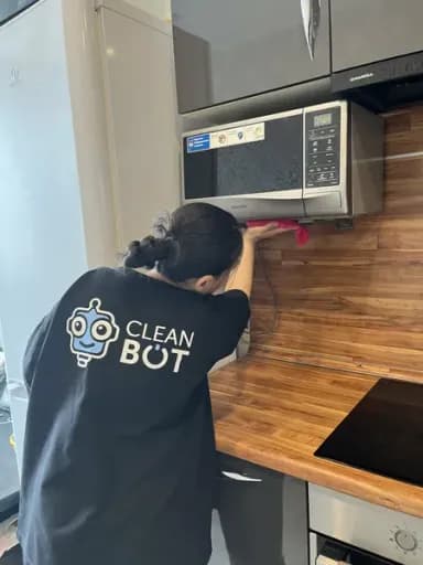 Клинер Клин Бот убирает комнату