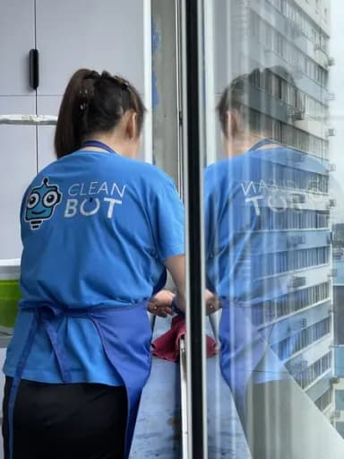 Клинер Клин Бот моет окна