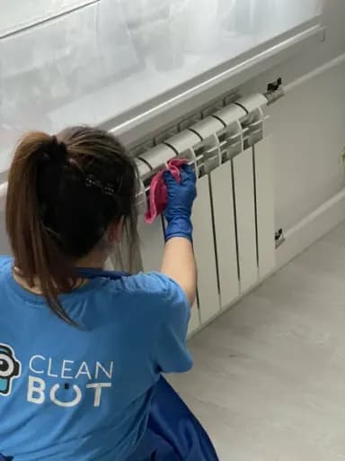 Клинер Клин Бот убирает кухню