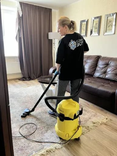 Клинер Клин Бот пылесосит квартиру