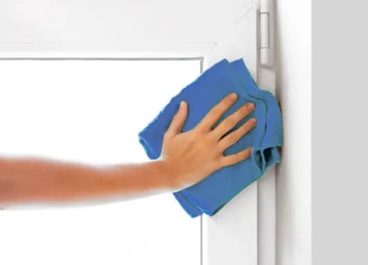 Мытьё оконных рам микрофиброй снаружи и внутри