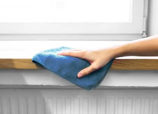 Протирка подоконников микрофиброй